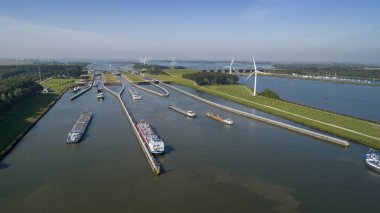 Volkeraksluizen Hollands Diep. Delta W 'den insansız hava aracı fotoğrafı