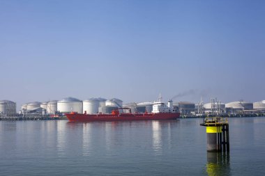 Sanayi bölgesinden petrol rafinerisi, hava manzaralı petrol ve gaz.
