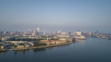 Rotterdam Skyline ve Erasmusbrug Köprüsü, gün batımında.