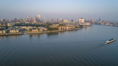 Rotterdam Skyline ve Erasmusbrug Köprüsü, gün batımında.