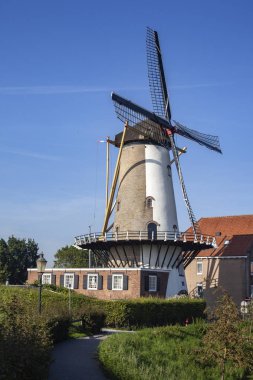 Yel değirmeni çiftlik nehir manzarası. Yel değirmeni çiftlik sahnesi. Köy rüzgarı