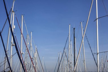 Yelkenli harbor, birçok güzel Yelkenli Yatlar deniz po demirleyen