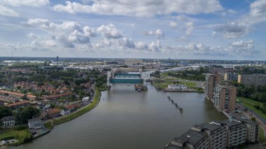 Hollandse Ijssel nehrindeki Cezayir sel sel bariyerini kaldırdı.