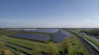 Modern büyük ölçekli fotovoltaik güneş panelleri