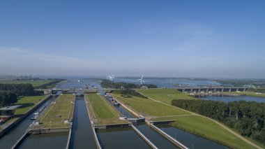 Volkeraksluizen Hollands Diep. Delta W 'den insansız hava aracı fotoğrafı