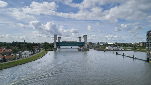 La barrera de inundación de Algera levantada en el río Hollandse IJssel en —  Fotos de Stock