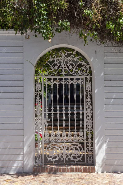 Cerrado Antiguo vintage de madera Puerta con cerradura de puerta en hormigón blanco wa — Foto de Stock