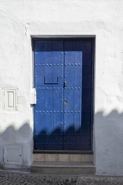 アンダルスの古い伝統的な家のヴィンテージウィンドウと青のドア — ストック写真