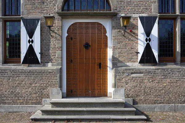 Willemstad / Nederland. Uitzicht op het oude stadhuis met de be — Stockfoto