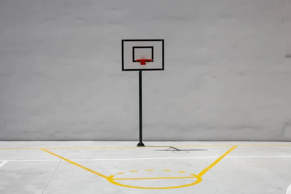 Arco de basquete e tribunal com backboard branco com espaço para policial — Fotografia de Stock