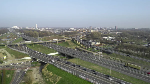 Vista aérea de um cruzamento maciço da estrada em Rotterdam, o — Fotografia de Stock