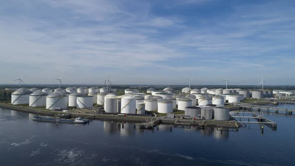 Sanayi bölgesinden petrol rafinerisi, hava manzaralı petrol ve gaz.