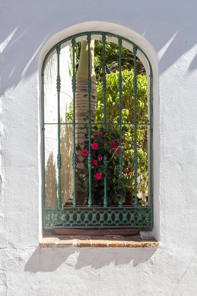 Vintage παράθυρο στο παλιό παραδοσιακό σπίτι στην Ανδαλουσία, Ισπανία — Φωτογραφία Αρχείου