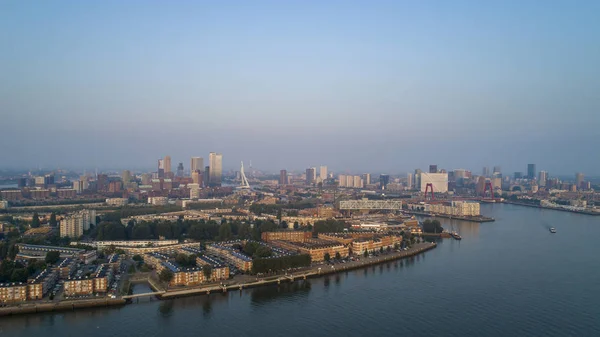 Rotterdam Skyline s mostem Erasmusbrug při západu slunce ráno — Stock fotografie