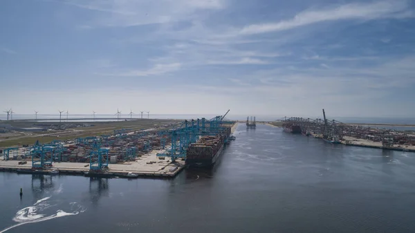 Rotterdam, Holanda. Vista aérea del terminal de contenedores en el har —  Fotos de Stock