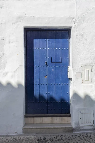 安达卢西亚传统老房子的复古窗和蓝色门 — 图库照片