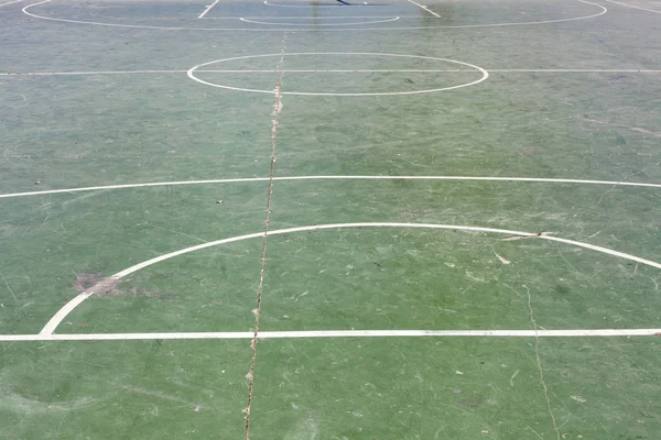 Beschadigde basketbalveld op straat. Outdoor sport arena. — Stockfoto