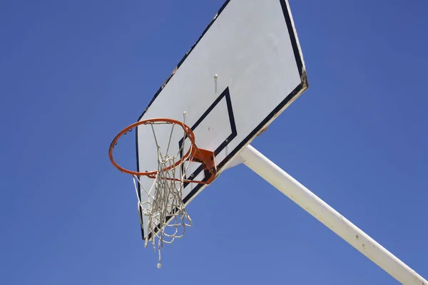 Arco de basquete ao ar livre contra um céu azul - basquete de rua — Fotografia de Stock