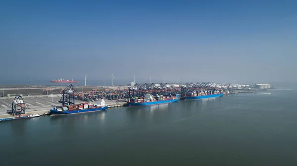 Vista aérea de terminal de contenedores en el puerto MAASVLAKTE, Net — Foto de Stock