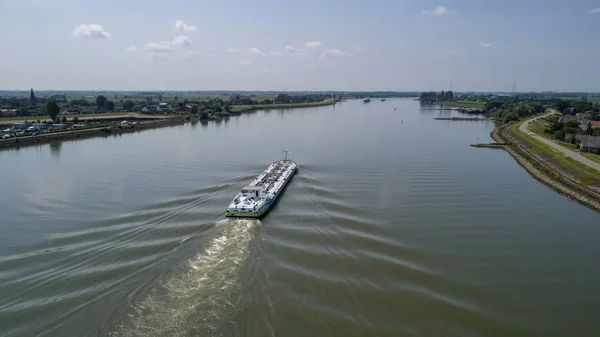 Letecký pohled: bárka s nákladem na řece. Řeka, nákladní loď, h — Stock fotografie