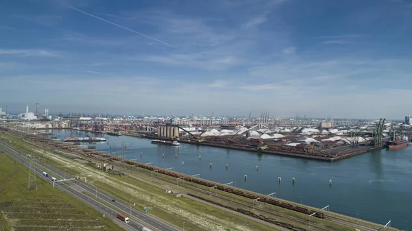 Zona industrial en el Puerto de Rotterdam en los Países Bajos. por —  Fotos de Stock