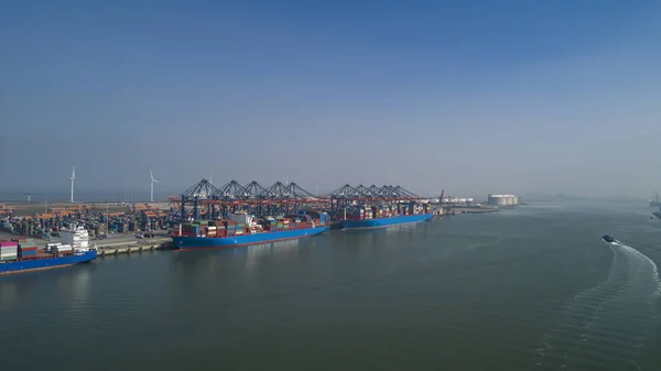 Vista aérea de terminal de contenedores en el puerto MAASVLAKTE, Net —  Fotos de Stock