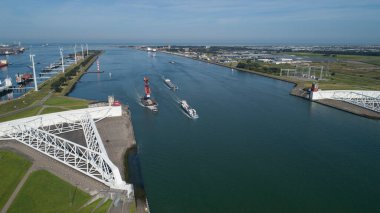 Nieuwe Waterweg Hollanda 'sındaki Maeslantkering fırtına dalgalanma bariyerinin hava görüntüsü
