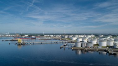 Hollanda 'nın Rotterdam Limanı' ndaki sanayi bölgesi. Rotterdam Zuid Hollanda Limanı Hollanda Ürünleri Terminali Avrupa Limanı Calandkanaal