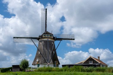 Kanalın yakınındaki geleneksel Alman yel değirmeni. Hollanda 'da. Unesco sitesi.
