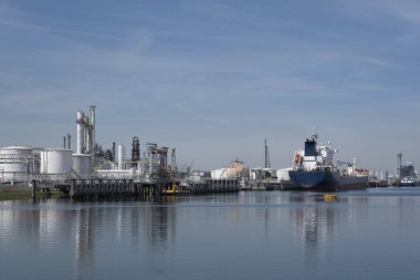 Petrol ve Gaz Endüstrisi. Endüstriyel Benzin taşıyan bir gemi. Aktarım