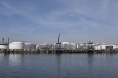 Petrokimya endüstrisindeki rafineri kulesi bulutlu gökyüzü, Rafineri fabrikası petrol depolama tankı ve boru hattı çeliği