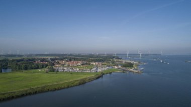 Hollanda 'nın Noord-Brabant ilindeki Willemstad, Moerdijk kentinin hava manzarası. Yıldız istihkamları onbeşinci yüzyılın sonlarında geliştirildi.