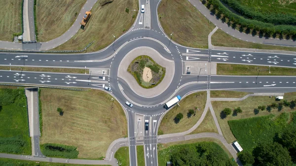 Vista Aérea Cima Para Baixo Uma Rotunda Trânsito Numa Estrada — Fotografia de Stock