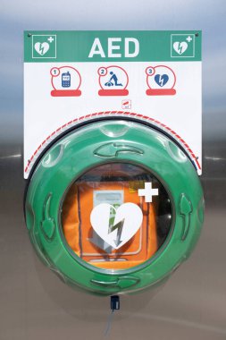 AED, ya da otomatik dış defibrilatör, metal zemin üzerindeki aygıt