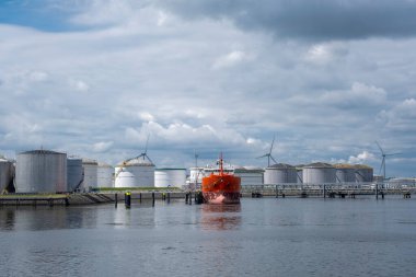Rotterdam, Hollanda-Mart 2020: Arkasında bir tank çiftliği bulunan 7. Petrol Limanı Europoort 'taki Kimyasal ve Petrol Ürünleri Tankeri