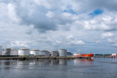 Rotterdam Hollanda 07 Nisan 2020, güneş doğarken Rotterdam limanında tank terminalleri ve kimyasal taşıyıcıları olan petrol limanı