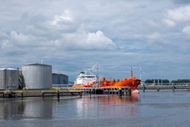 Rotterdam Hollanda 07 Nisan 2020, güneş doğarken Rotterdam limanında tank terminalleri ve kimyasal taşıyıcıları olan petrol limanı