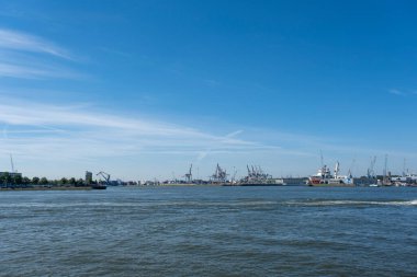 Rotterdam Hollanda limanında vinçleri olan büyük konteyner gemileri.