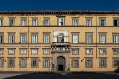Toskana, İtalya. Lucca 'da eski bir hükümet binası olan güzel bir meydan.