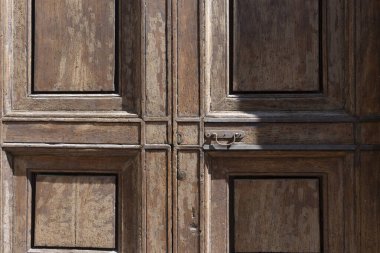 Kilitli eski ahşap bir kapı.