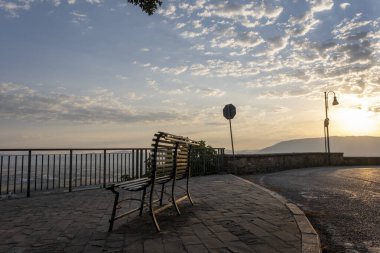 Umbria 'daki eski güzel kasabanın panoramik manzaralı boş yeşil bank