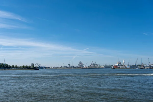 Rotterdam Hollanda Limanında Vinçleri Olan Büyük Konteyner Gemileri — Stok fotoğraf