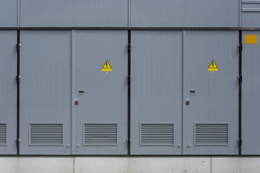 Elektrik kontrollü yüksek voltajlı röle evi. Hollanda 'daki inşaatın yüksek voltaj sistemi alt istasyonunu kontrol etmek için elektrik rölesi kabin denetleyicisi