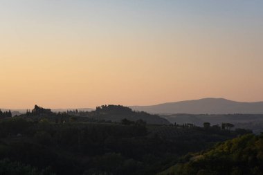 İtalya 'nın Umbria kentindeki Perugia çevresindeki tepelerde günün son güneş ışınları