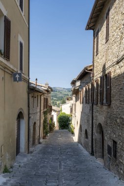 Toskana köyünde eski dar bir sokak. İtalya, Tuscany, Montalcino 'daki antik İtalyan sokağı.