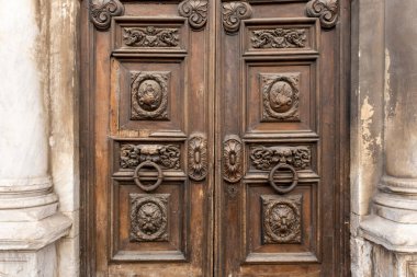 Paris 'te bronz saplı klasik boyanmış ahşap kapı.