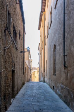 Toskana köyünde eski dar bir sokak. Antika İtalyan sokağı, Toskana, İtalya