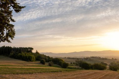 İtalya 'nın Umbria kentindeki Perugia çevresindeki tepelerde günün son güneş ışınları