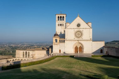 Sabahın erken saatlerinde Assisi ve eski kilisenin manzarası, Umbria, İtalya