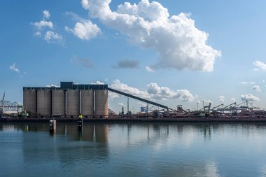 Kargo terminali ve vinçler, kargo, demir cevheri ve kömür nakli için rıhtımlar..